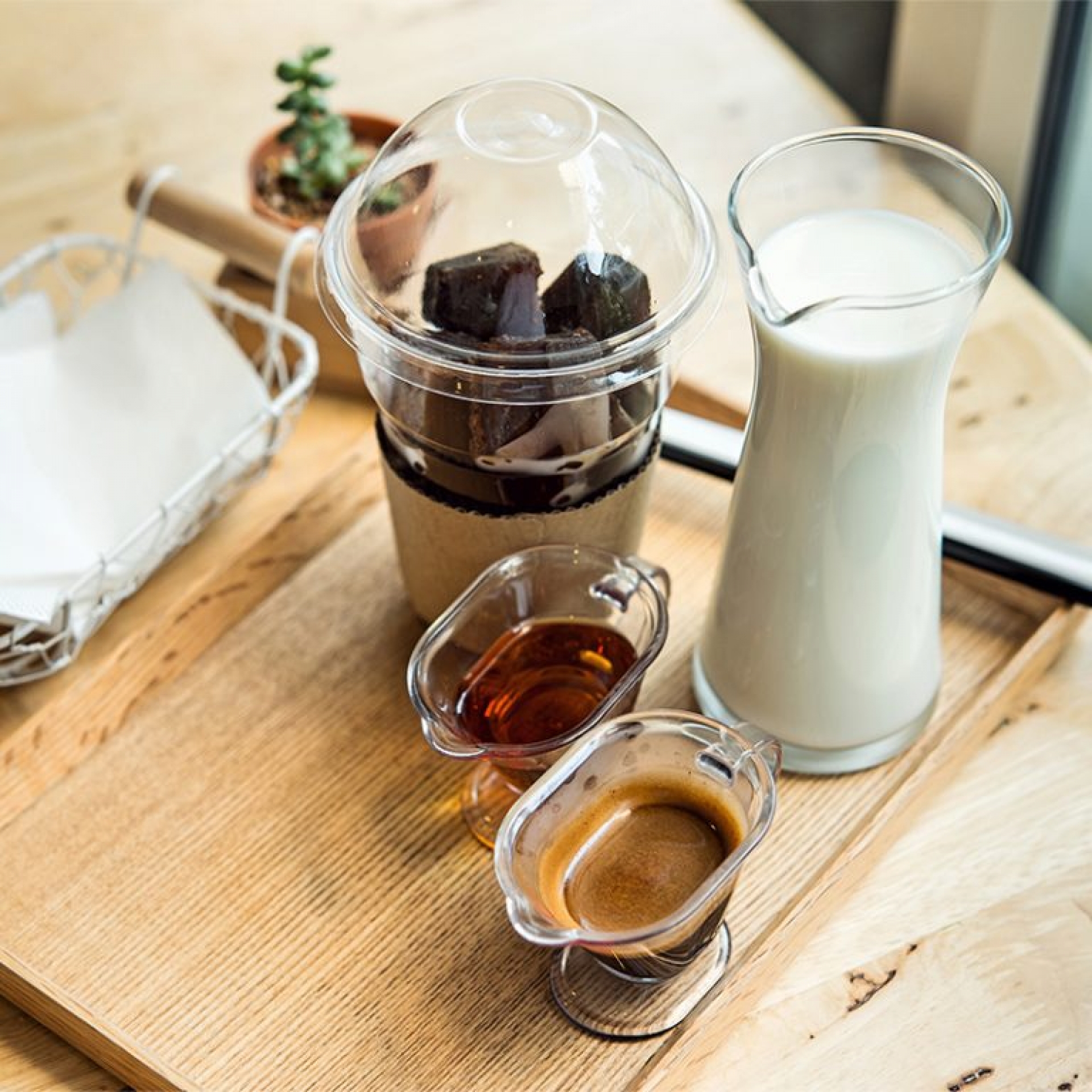 Кофейные кубики льда. Кофейный лед. Замороженный кофе. Лед из кофе. Замороженное кофе в кубиках с молоком.